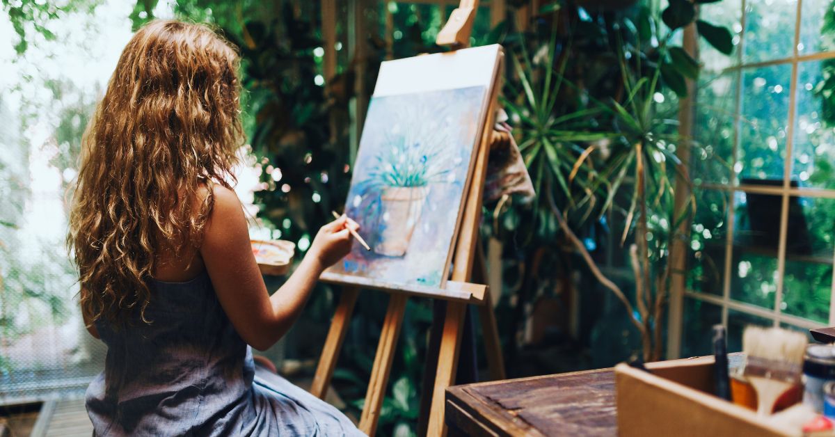 Kvinde maler et kunstværk Kvinde maler et kunstværk